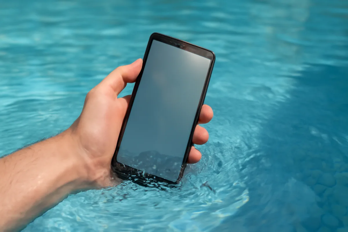 Smartphone impermeabili funzionano davvero sott’acqua? Limiti da conoscere prima di provarci